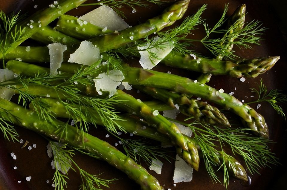 Asperges vertes au parmesan et vin blanc de Théüs